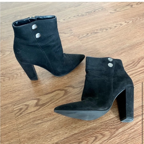 Pointed-toe black booties - Picture 2 of 3